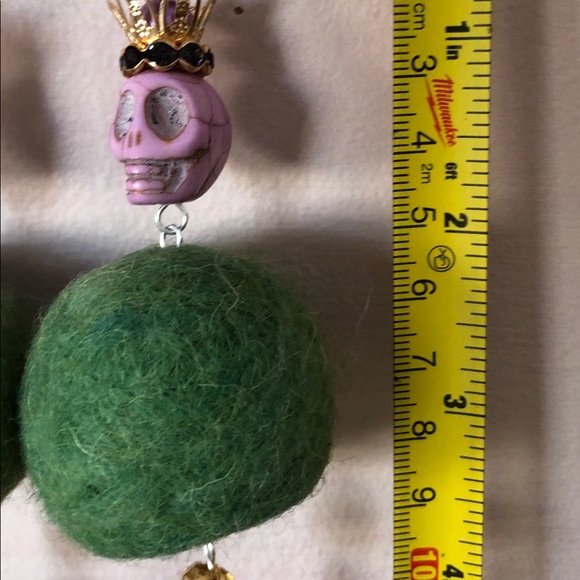 Skull king earrings with felt balls - Picture 7 of 7